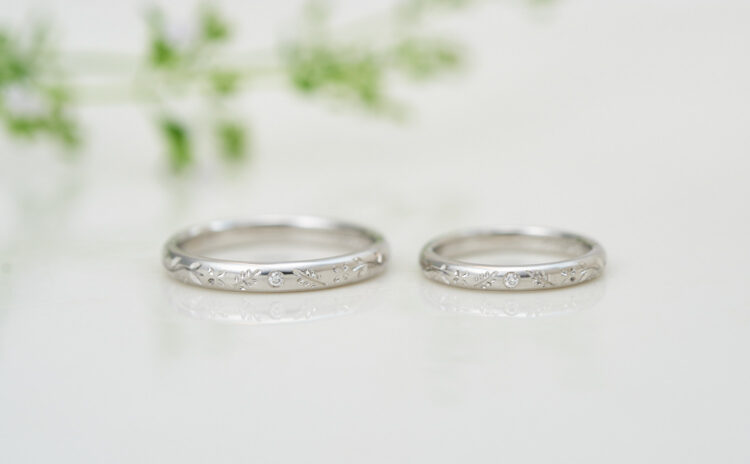 植物の彫りが輝くプラチナの結婚指輪