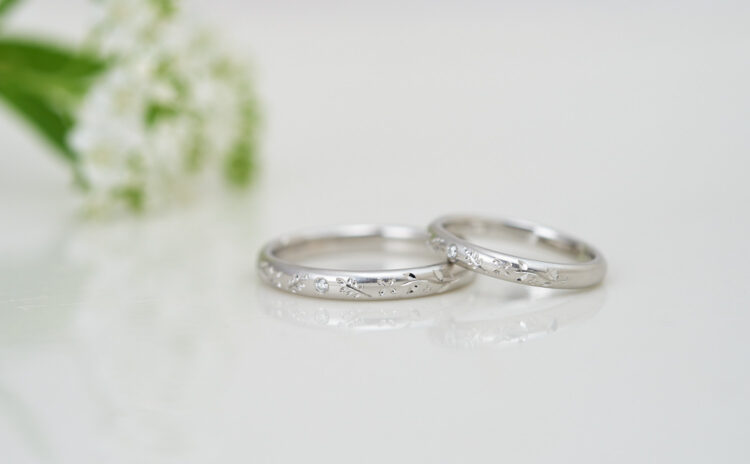 植物の彫りが輝くプラチナの結婚指輪