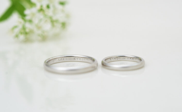 植物の彫りが輝くプラチナの結婚指輪