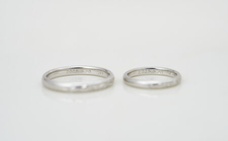 植物の彫りが輝くプラチナの結婚指輪