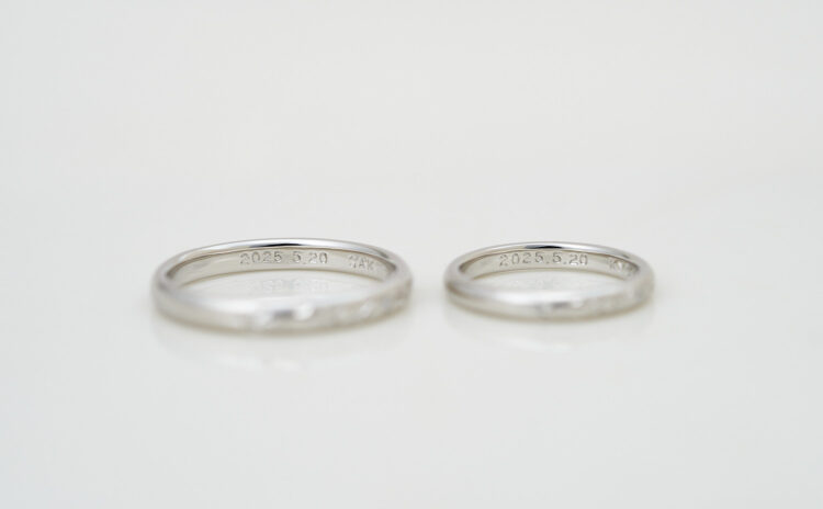 植物の彫りが輝くプラチナの結婚指輪