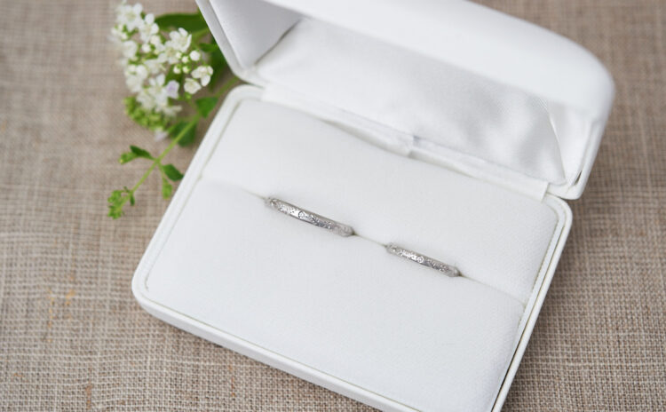 植物の彫りが輝くプラチナの結婚指輪