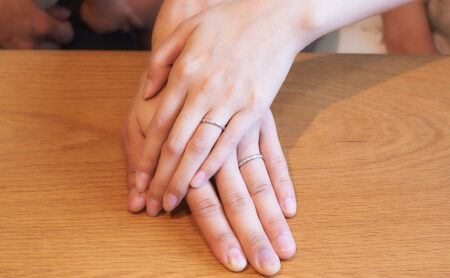 植物の彫りが輝くプラチナの結婚指輪