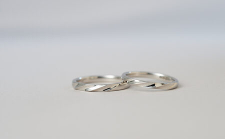 ツイストデザインのプラチナ結婚指輪