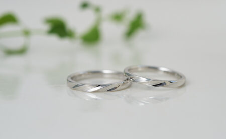 ツイストデザインのプラチナ結婚指輪