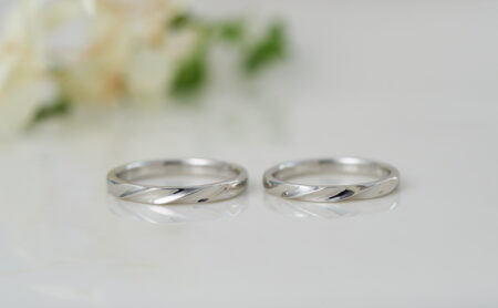 ツイストデザインのプラチナ結婚指輪